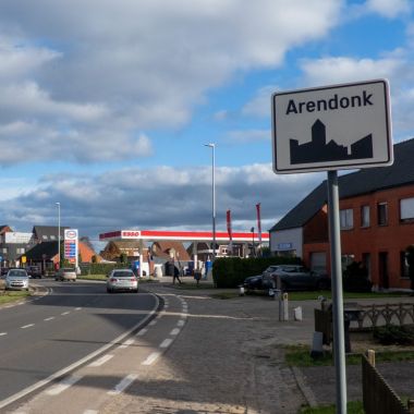 Zicht op bedrijven langs de weg Schotelven, met plaatsnaambord 'Arendonk' naast de weg.