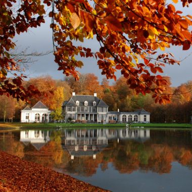 Het kasteel Rivierenhof in de herfst