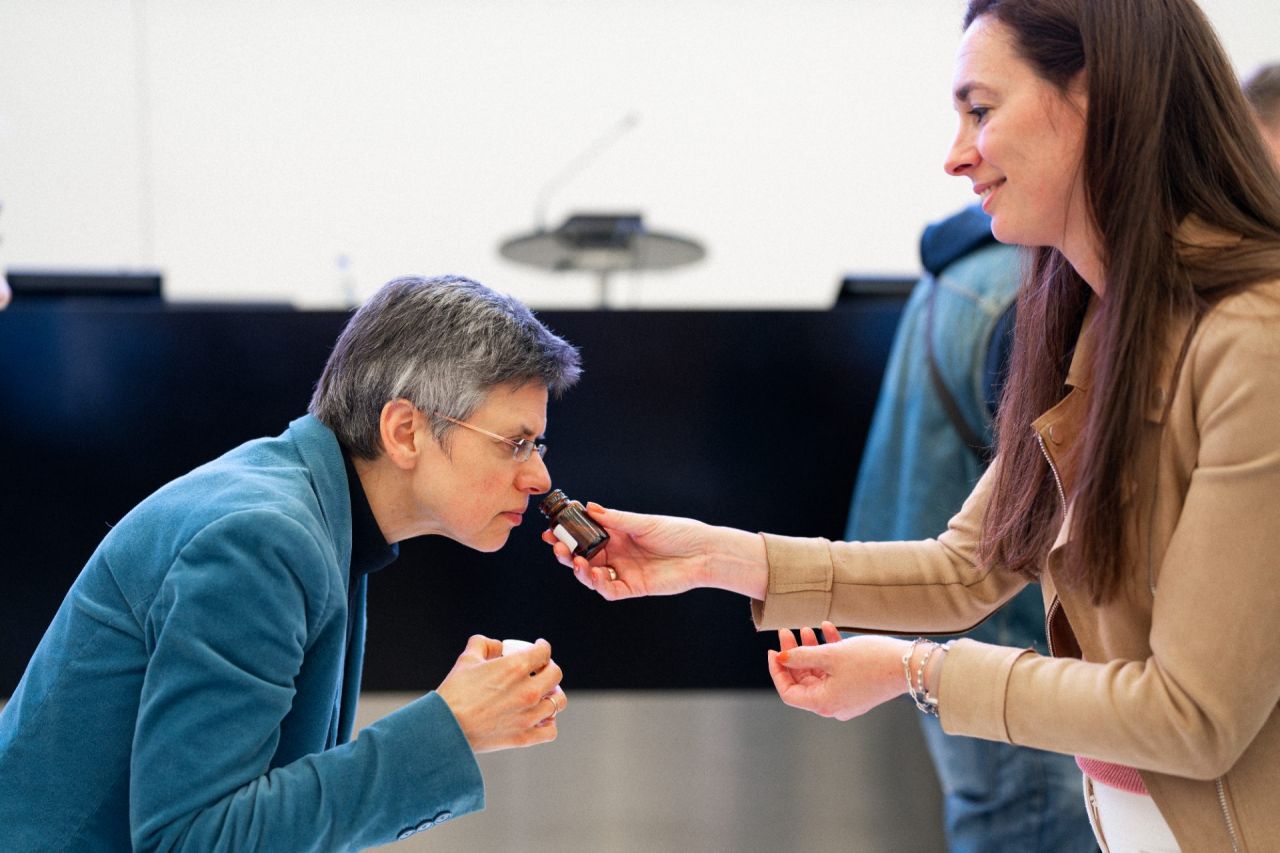 Gouverneur Cathy Berx - geurstalen drugsproductie