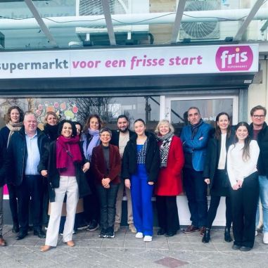 Bezoek Stichting Studiezalen - groepsfoto supermarkt Fris