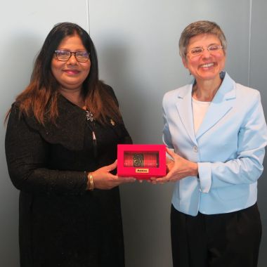 Gouverneur Cathy Berx en ambassadeur van de Malediven, H.E. mevrouw Geela Ali