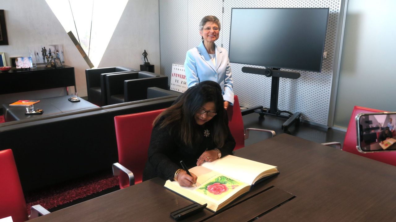 H.E. Ambassadeur Geela Ali ondertekent het Gulden Boek