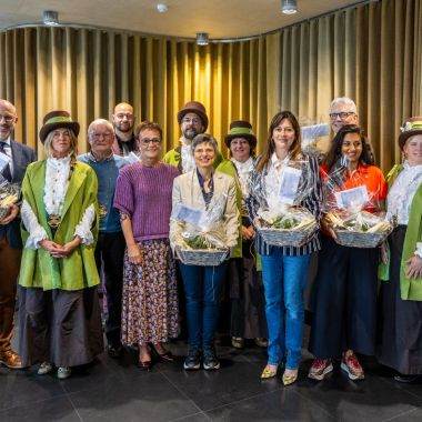Overhandiging eerste asperges - groepsfoto met deputatie