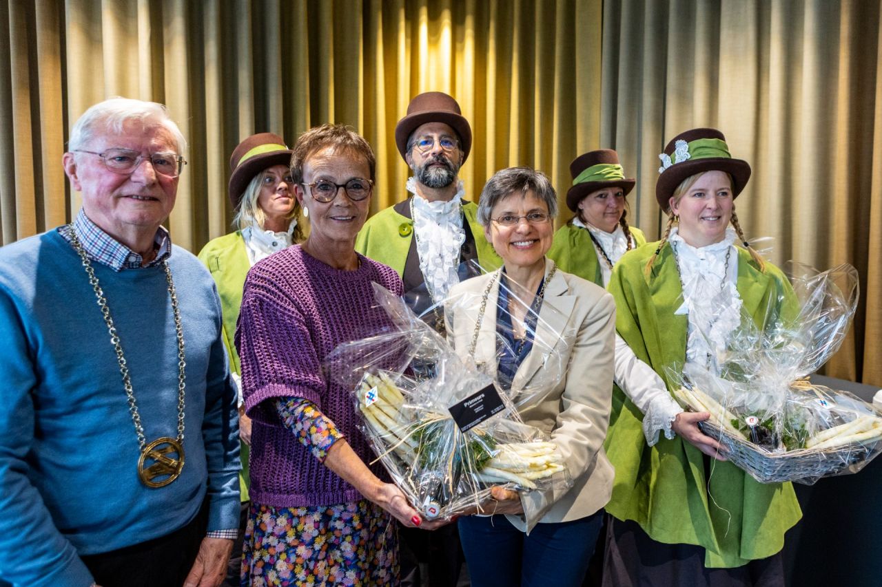 Overhandiging eerste asperges aan gouverneur
