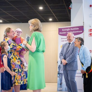 H.M. Koningin Mathilde in gesprek met enkele patiëntjes