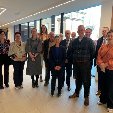 Gouverneur Cathy Berx brengt bezoek aan Snoezeltuin in Ravels