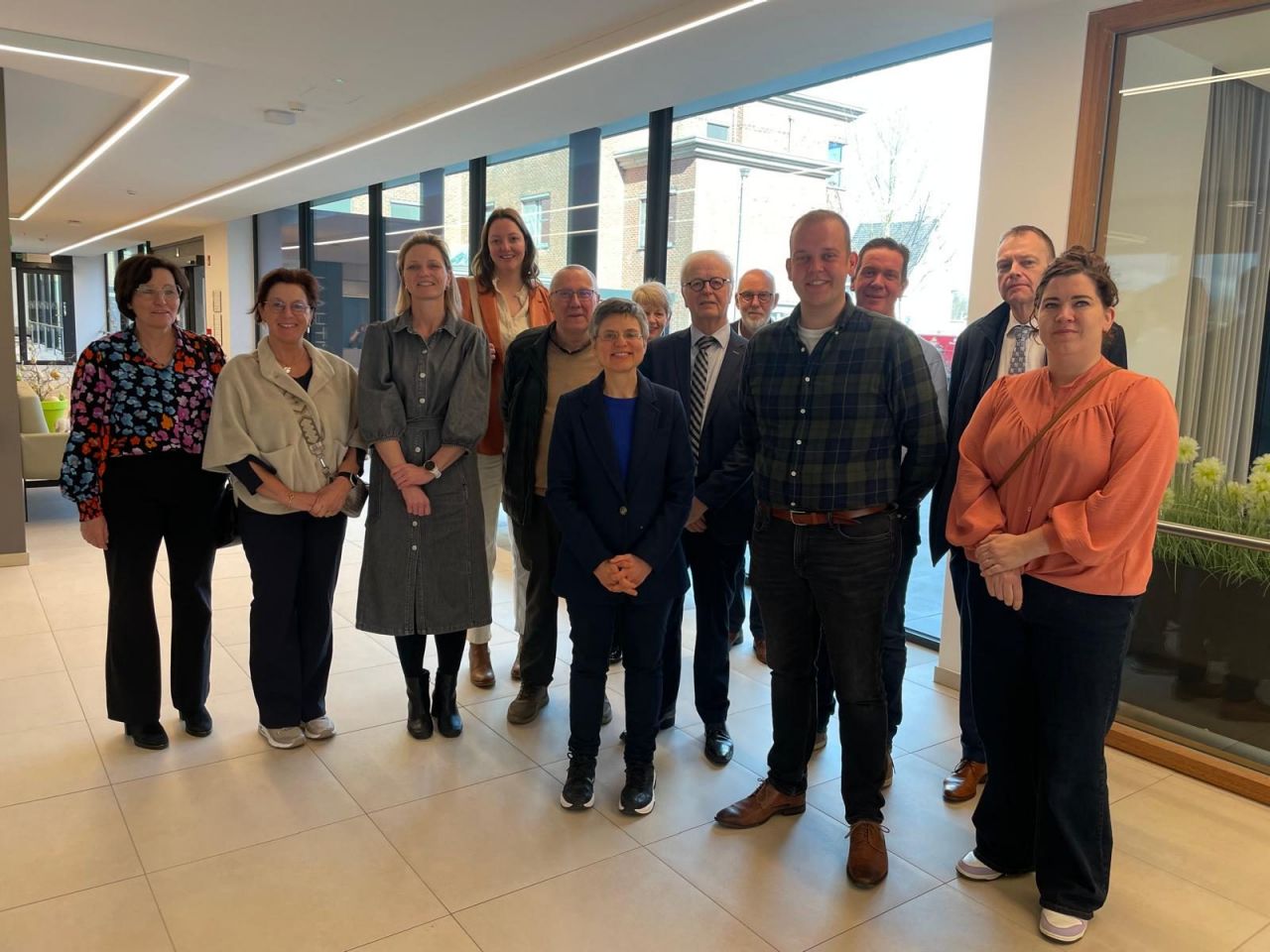 Gouverneur Cathy Berx brengt bezoek aan Snoezeltuin in Ravels