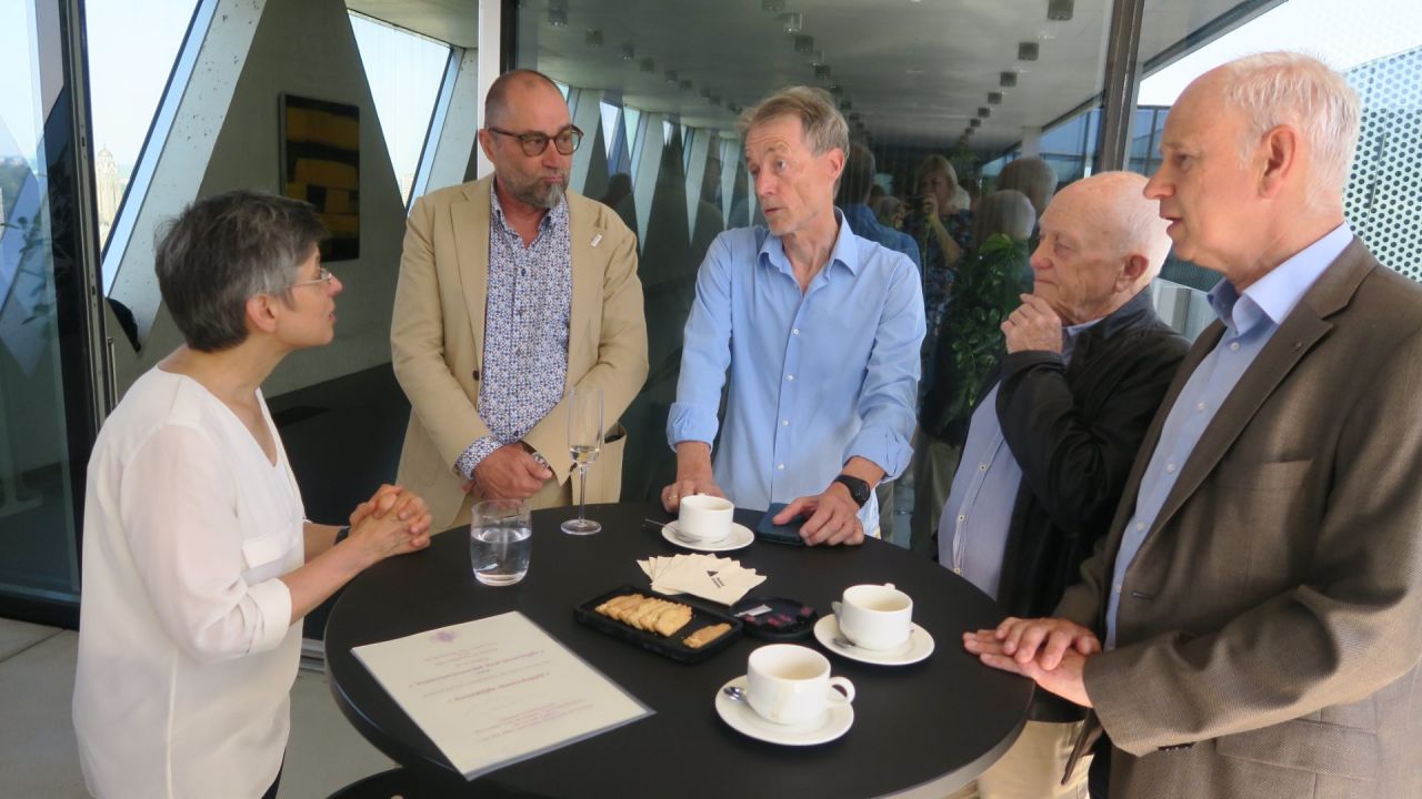 Gouverneur Cathy Berx en de delegatie van de Vzw Wielertoeristenclub Real Groeninghe uit Kontich