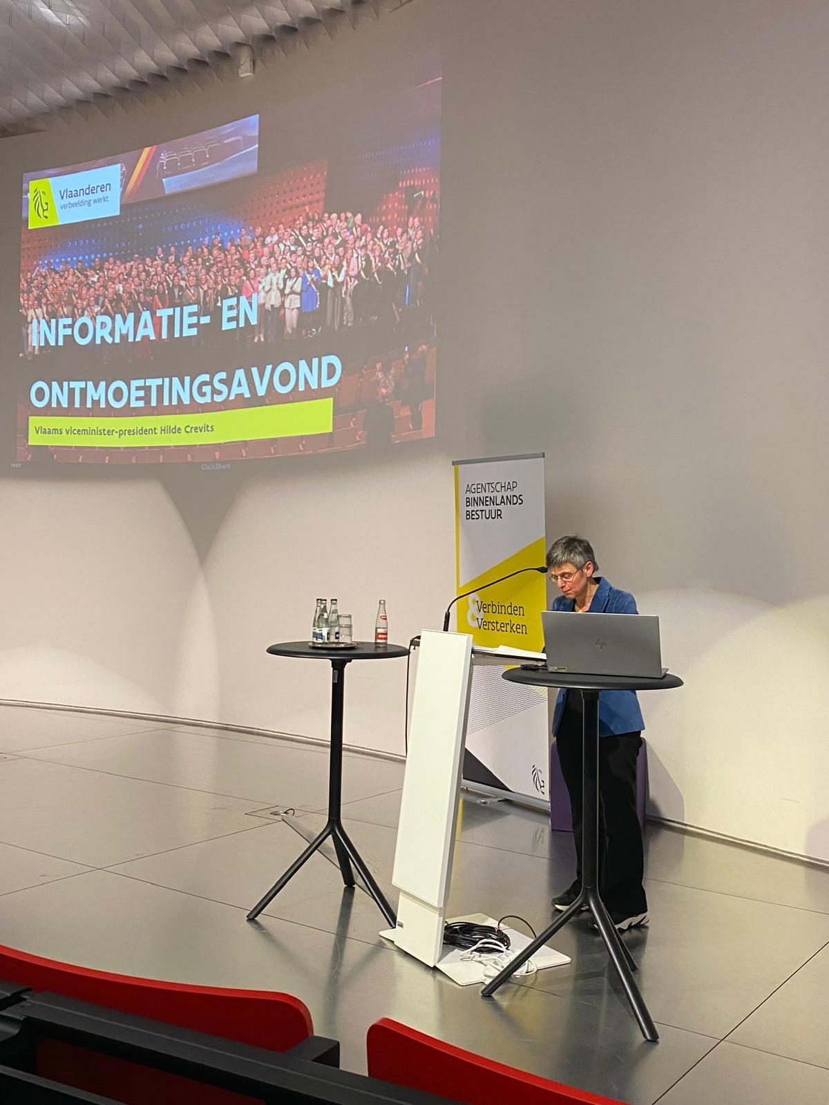 Gouverneur Cathy Berx tijdens infoavond Vlaamse viceminister-president Hilde Crevits