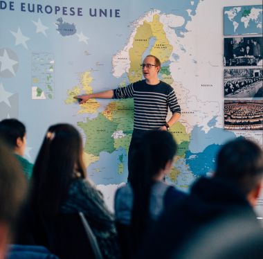 Een medewerker van Europa Direct Antwerpen bezoekt twee weken per jaar BuSo scholen en geeft interactieve Europasessies aan de leerlingen.