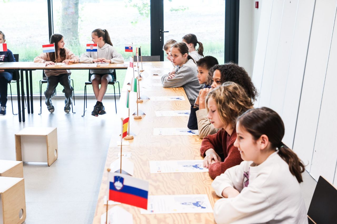 Stagiaire Marjolein in actie tijdens een Europasessie.
