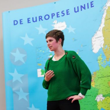 Stagiaire Marjolein in actie tijdens een Europasessie.