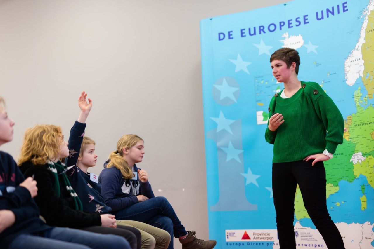 Stagiaire Marjolein in actie tijdens een Europasessie.