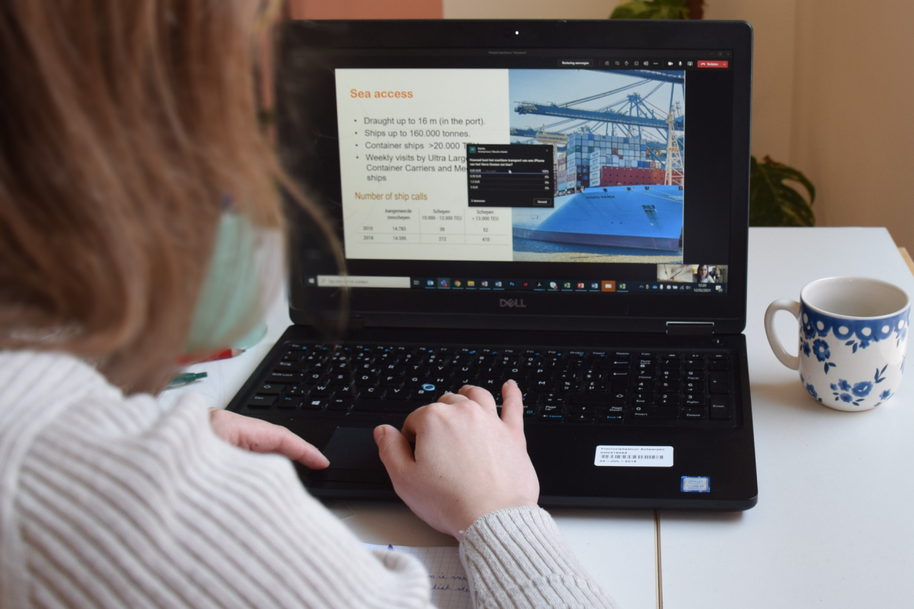 Jongere volgt de virtuele haventour