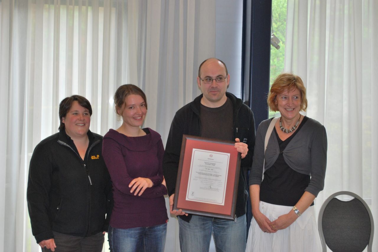De milieuaanspreekpunten van het Zilvermeer, PIME en PIH tonen hun ISO-certificaat.