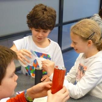 Leerlingen onderzoeken welke kleur het meeste warmte absorbeert.