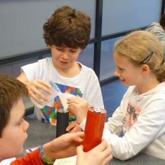 Leerlingen onderzoeken welke kleur het meeste warmte absorbeert.