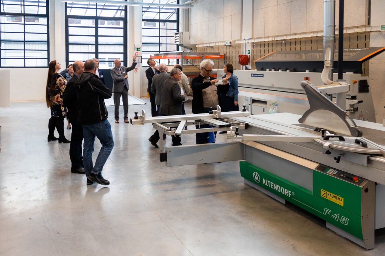 Het houtatelier van PTS Boom is uitgerust met moderne machines