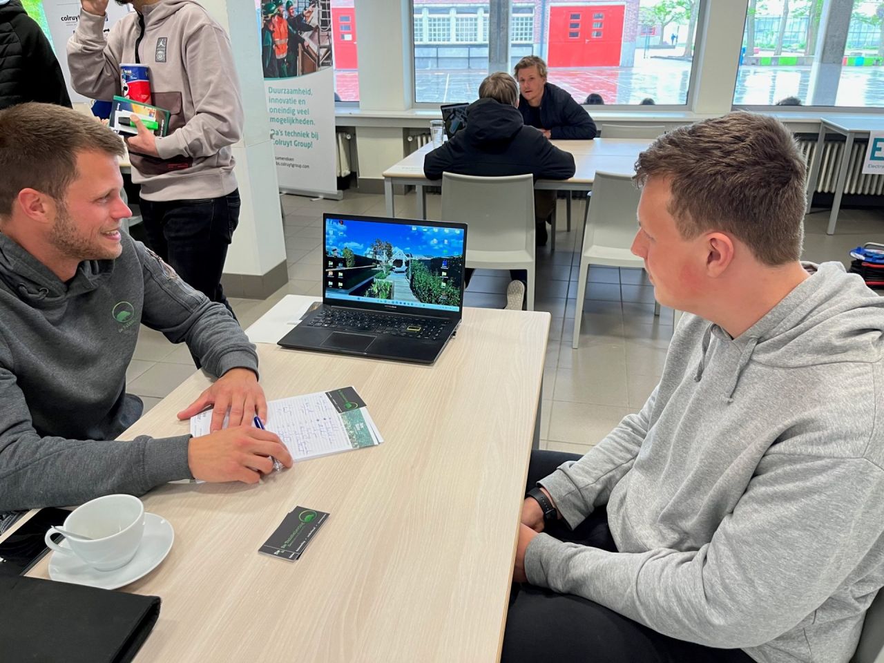 Leerling en tuinaanlegger op jobdag PTS Mechelen