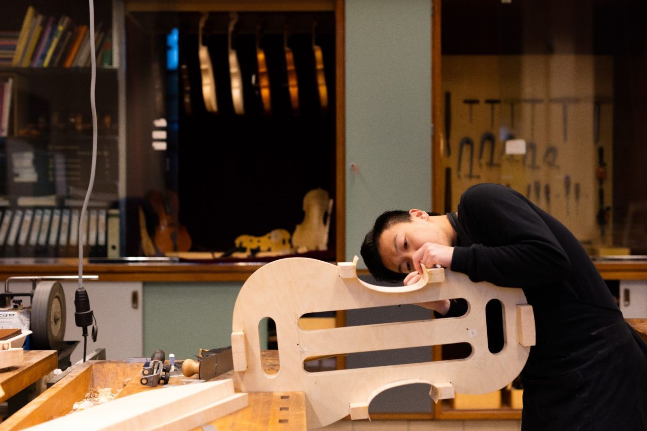 Student maakt instrument bij ILSA