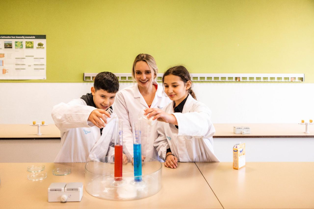 Leerlingen van avAnt tijdens les chemie (Campus Jacob Jordaens)