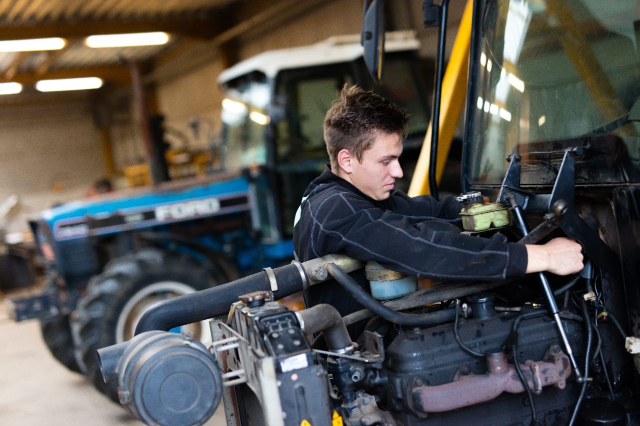 PITO leerling sleutelt aan tractor