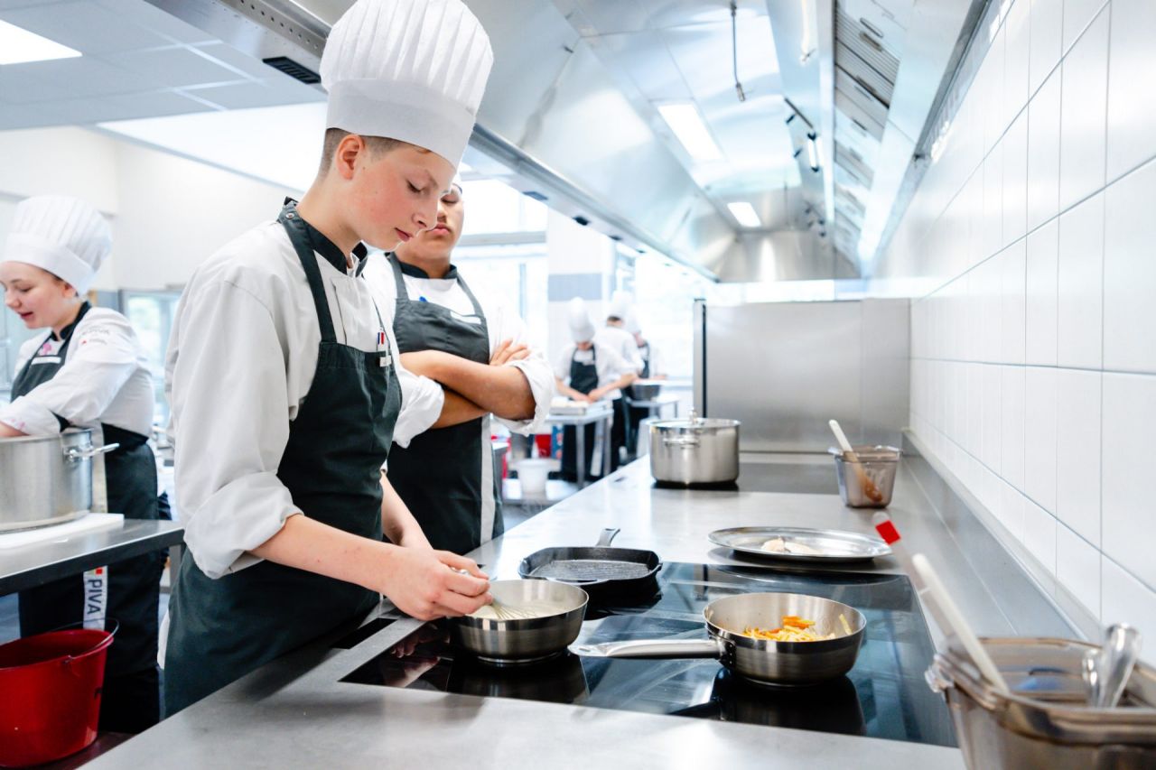 PIVA leerling in de keuken