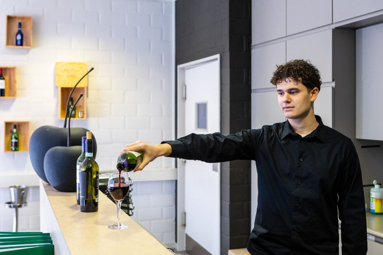 Robbe in het oefenrestaurant van het opleidingscentrum