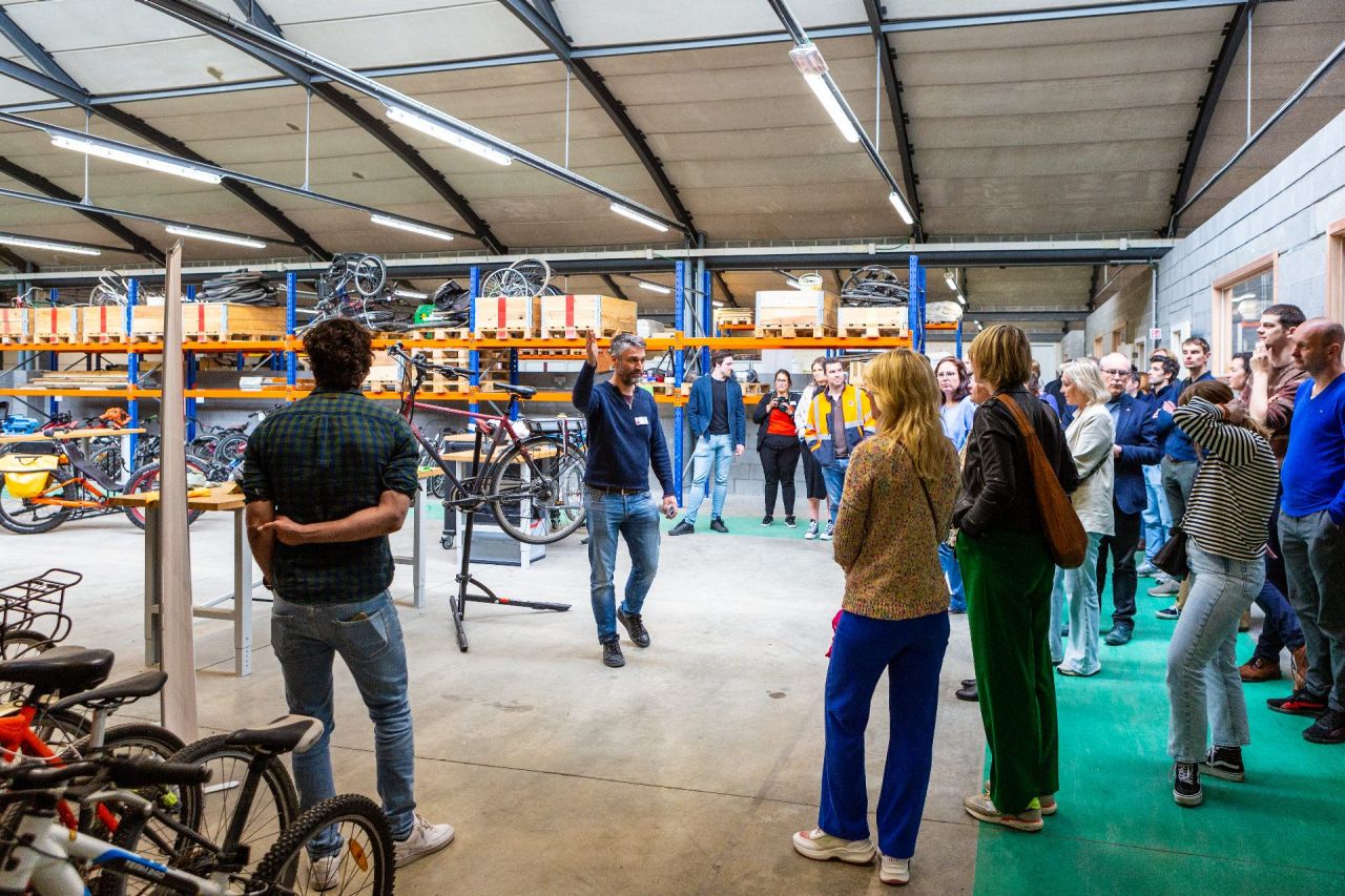 Jan Mees geeft rondleiding op de campus