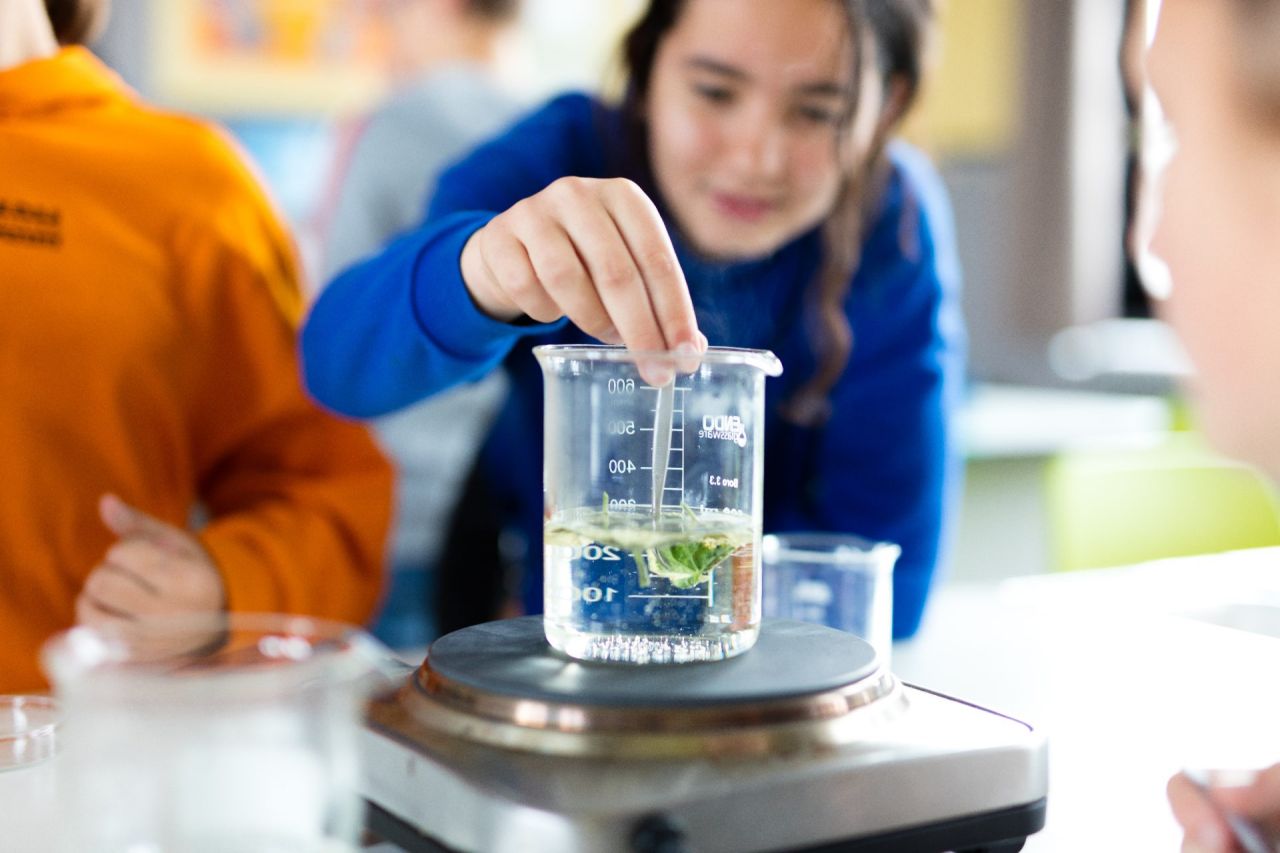 Leerling PTS Mechelen tijdens proef