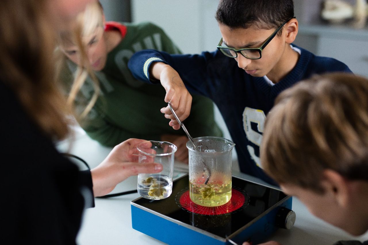 Leerlingen van PTS Mechelen doen een proef