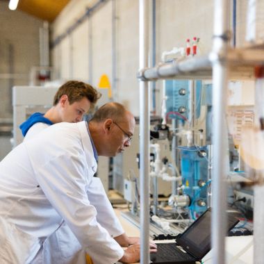 PITO leerling en leerkracht in chemielab