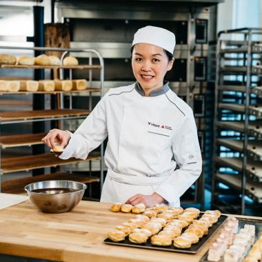 Cursist bakkerij aan het werk