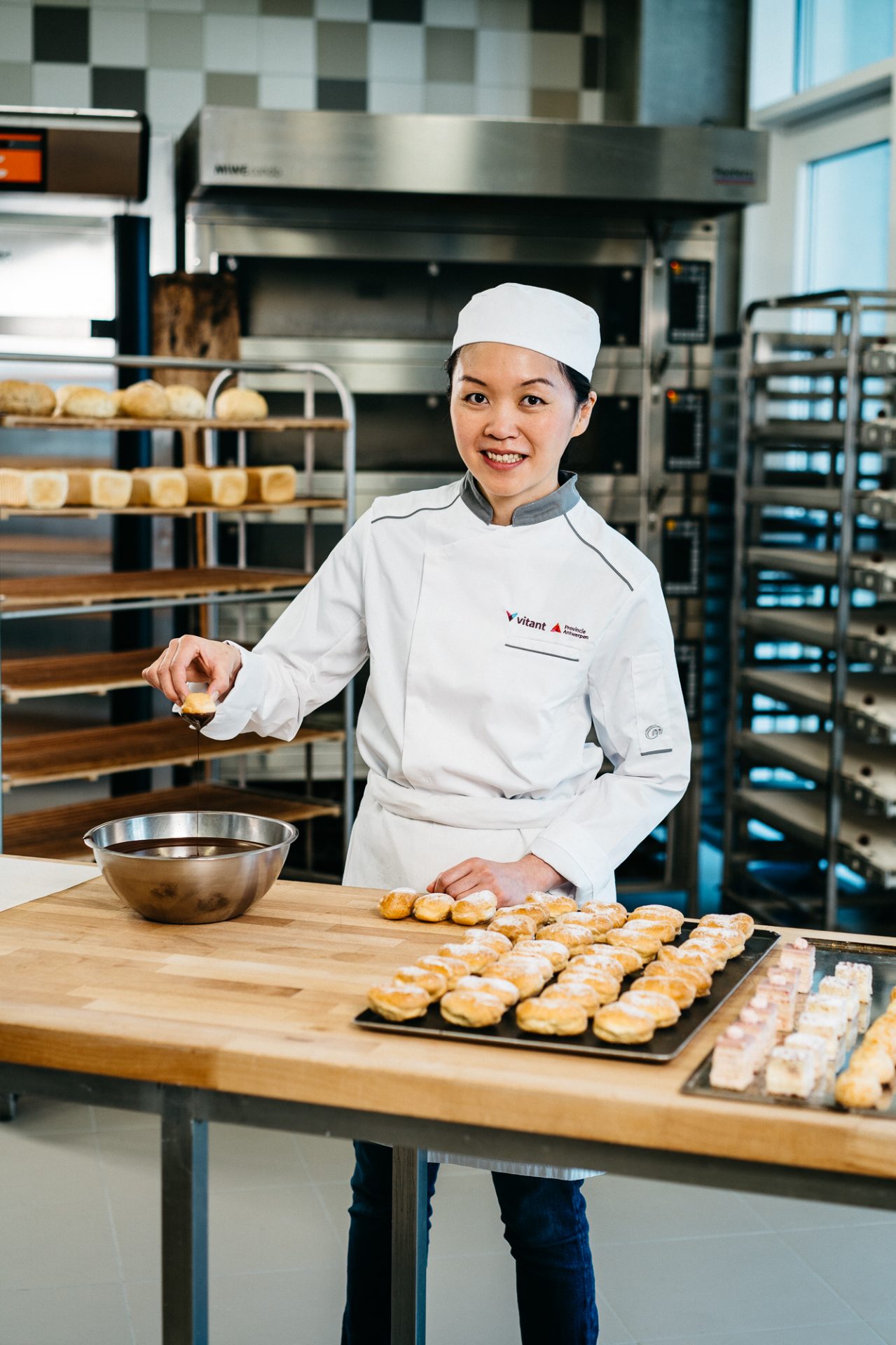 Cursist bakkerij aan het werk