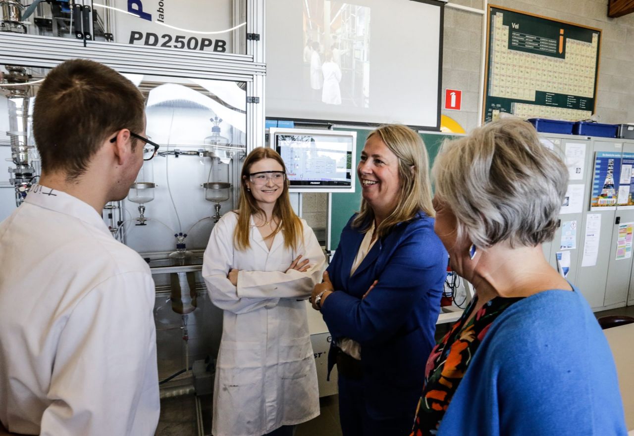 Daniëlle Segers en enkele studenten bij de chemische destillatietoren