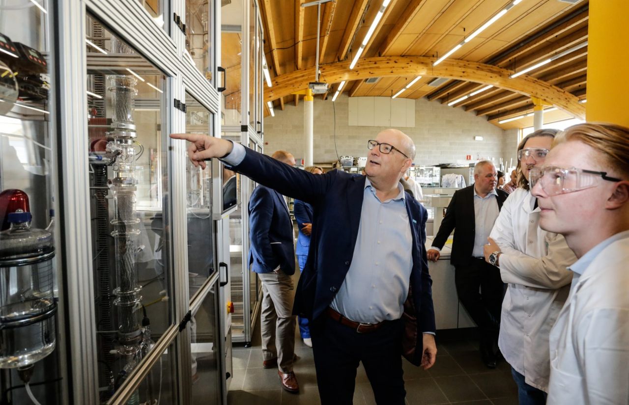 Jan Remeysen van BASF bij de nieuwe chemische destillatietorens