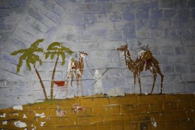 Kamelen in muurschildering in Fort Wommelgem