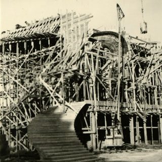De tribune in opbouw, september 1952