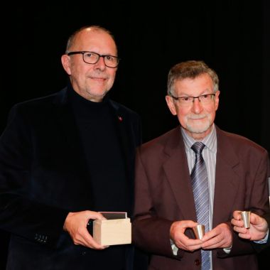 Gedeputeerde Luk Lemmens met de winnaar van de Erfgoedprijs 2018