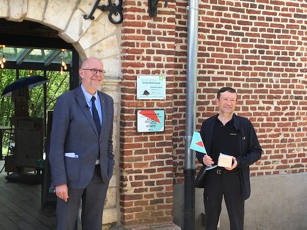 Gedeputeerde Luk Lemmens met de winnaar van de Erfgoedprijs 2020