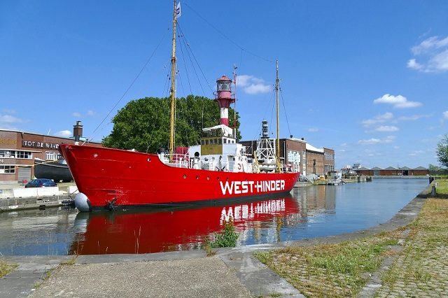 West-Hinder III te water in dok 1 van de Droogdoksite