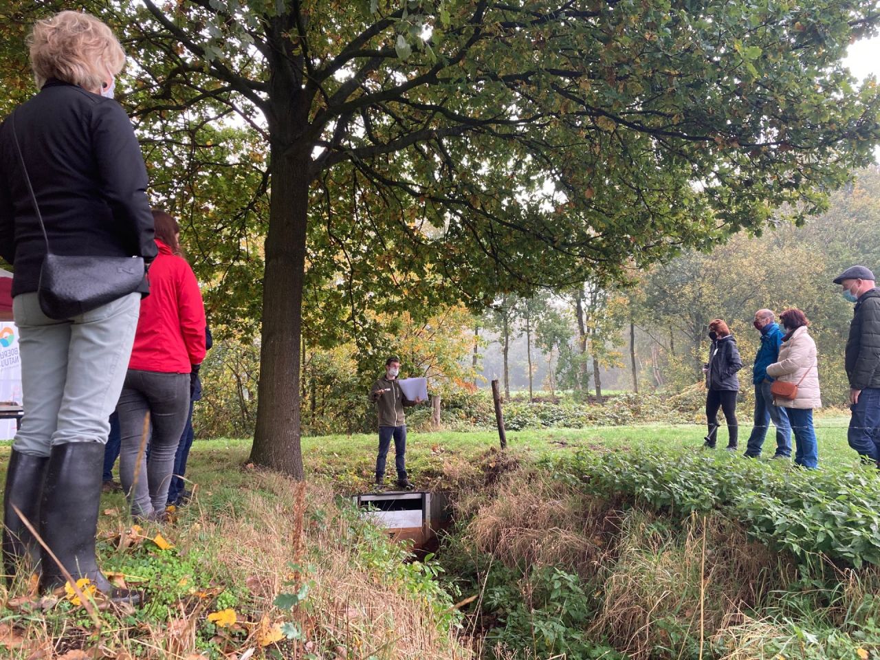 Mensen overleggen bij een beek