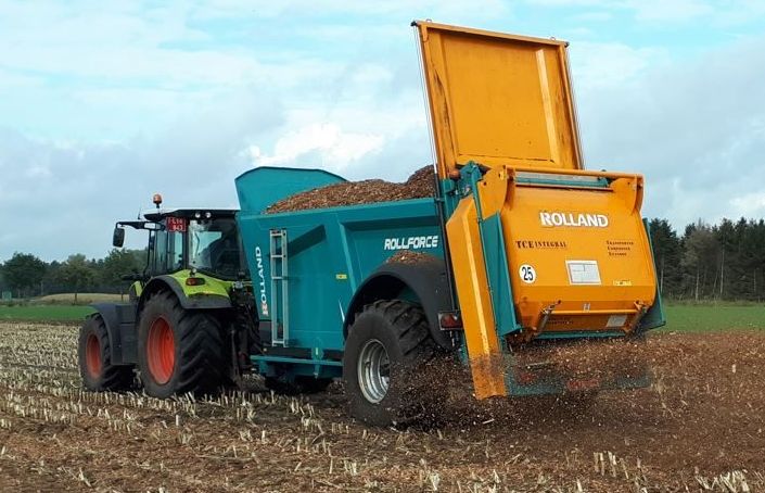 Wanneer je houtsnippers in de bodem werkt,  verbetert de sponswerking.