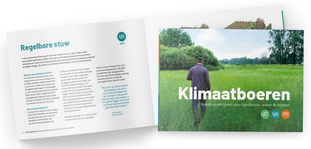 Brochure 'Klimaatboeren' ligt opengeslagen. Links is de titel 'Regelbare stuw', rechts de coverfoto'.