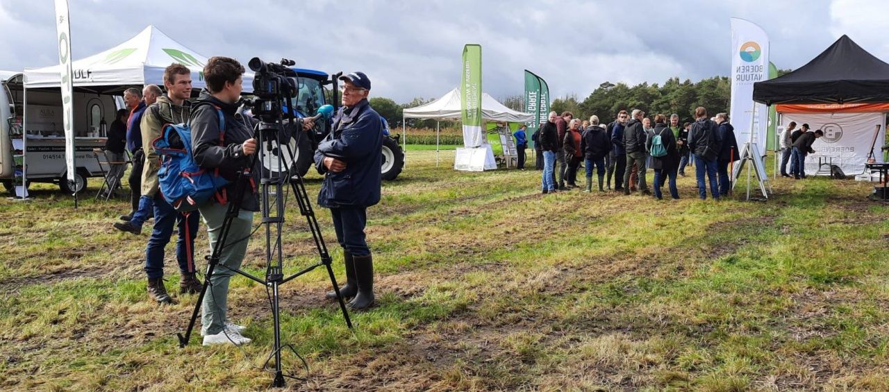Regionale zender RTV interviewt landbouwer Louis Leys. Links staat Maarten Raman, projectmedewerker van Boerennatuur
