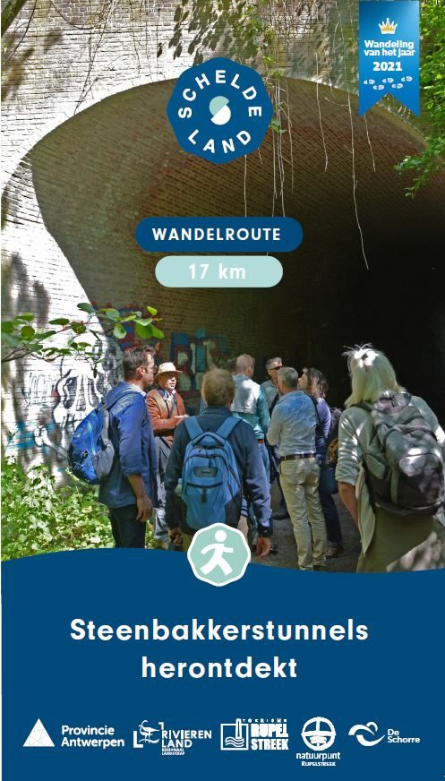 De cover van de brochure 'Steenbakkerstunnels herontdekt' (2023) toont een groep wandelaars bij een ingang van een steenbakkerstunnel. Een gids geeft hen uitleg.