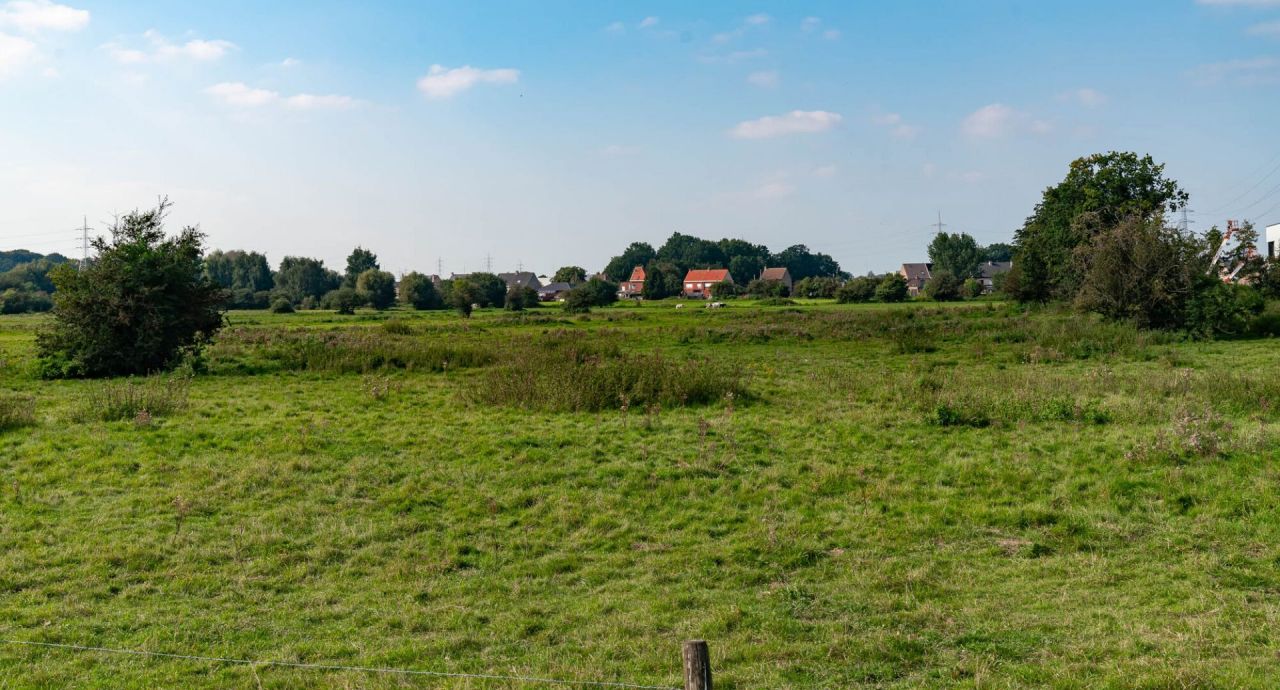 De Fortvlakte zoals ze er nu bij ligt: een afgesloten grasvlakte, die niet toegankelijk is.