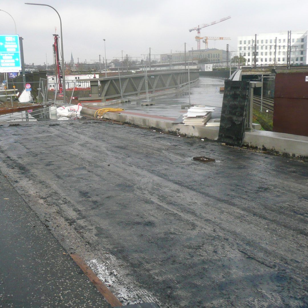 Bij het opbreken van het voetpad en de parkeerstrook op de Posthofbrug bleek de waterdichte laag aan vervanging toe