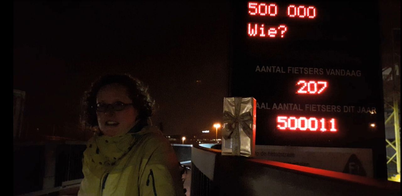 Kristina De Swert als 500 000ste fietser over fietsbrug in Berchem