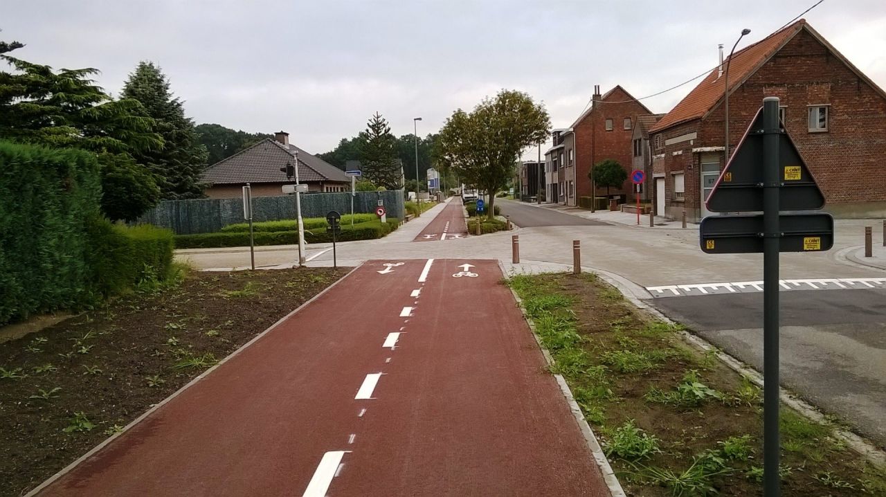 Vrijliggend dubbelrichtingsfietspad langs de Vremdesteeneg in Wommelgem,